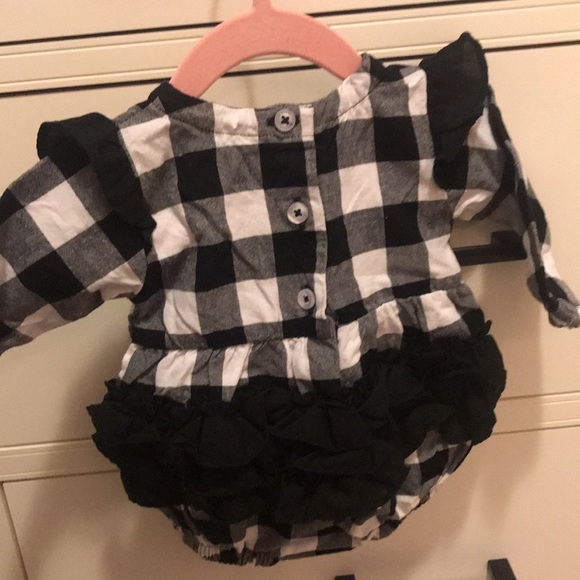 Ruffled butt Romper - Picture 2 of 4